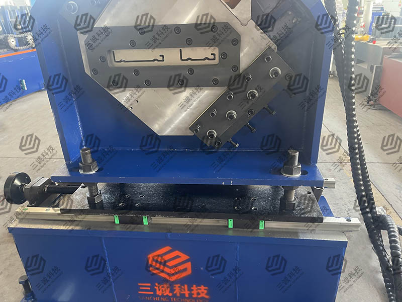 梯邊橋架成型設(shè)備